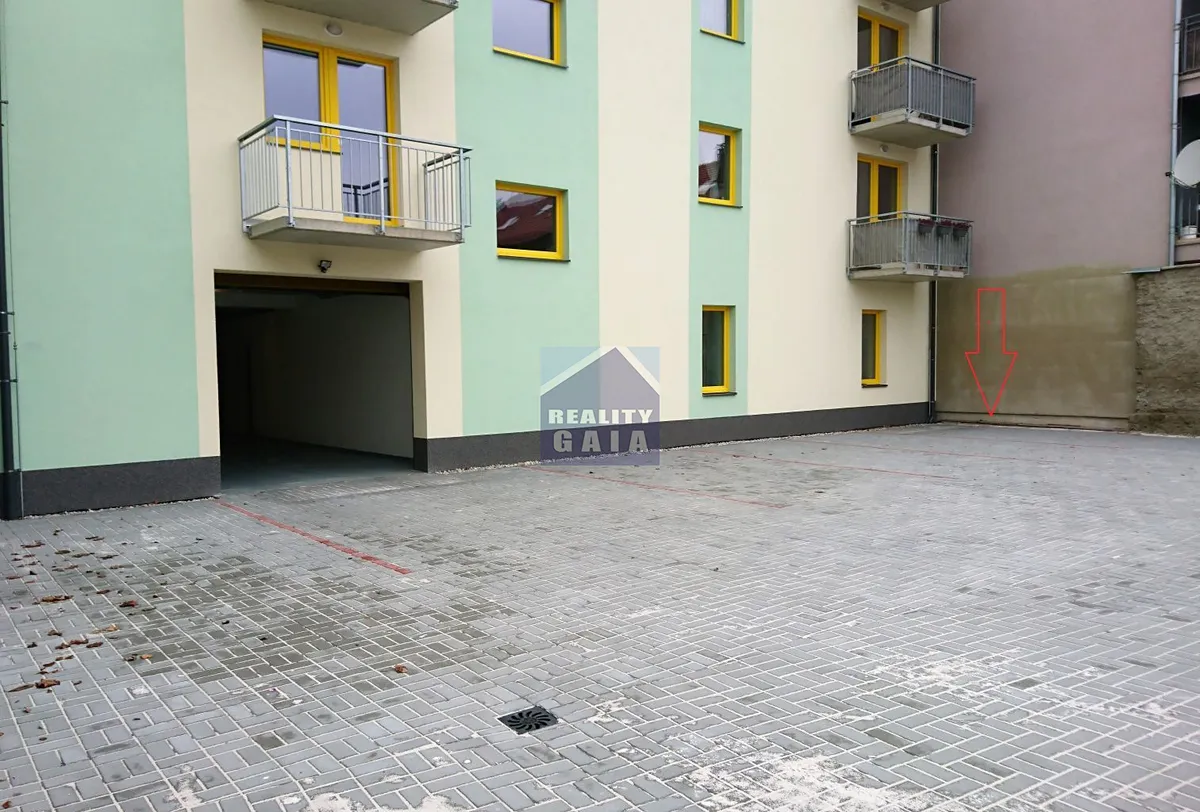 Pronájem garážového stání 18 m²